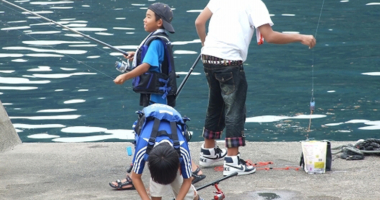夏休みに釣りを楽しんだ子供たち