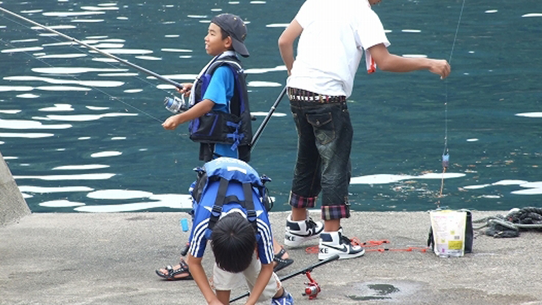 夏休みに釣りを楽しんだ子供たち