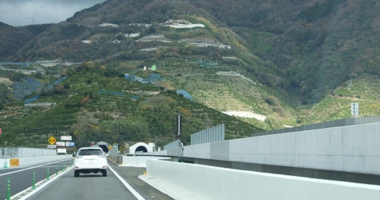 上下線が複線化した阪和道の有田川付近