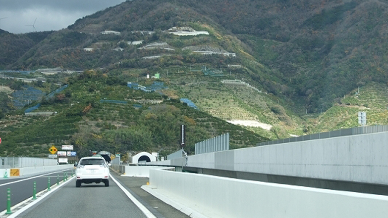 上下線が複線化した阪和道の有田川付近