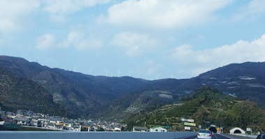 高速、有田川付近の山上に並ぶ発電風車群