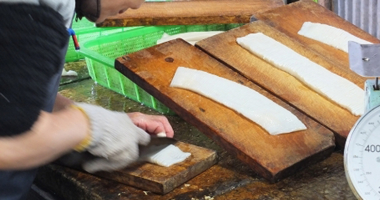 イカ切身製造の包丁切りシーン