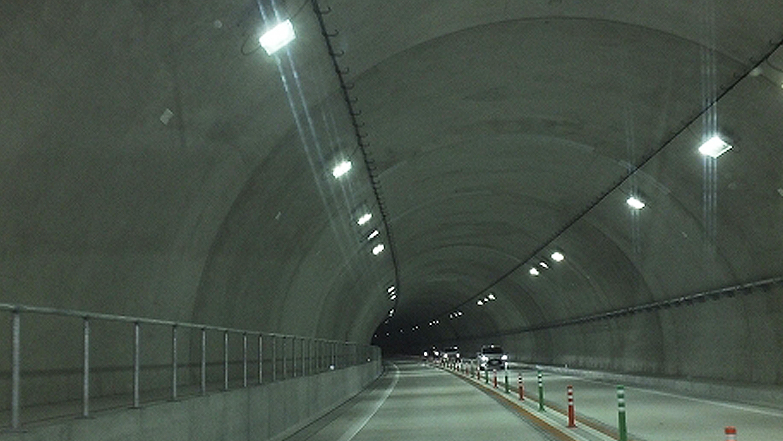 新高速のトンネル内